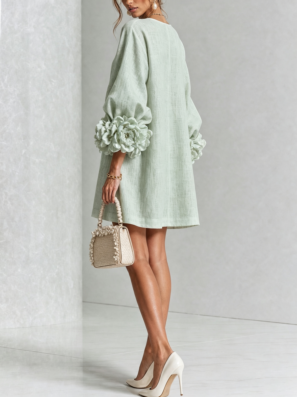 Vestido corto blanco con botones y puños de flores