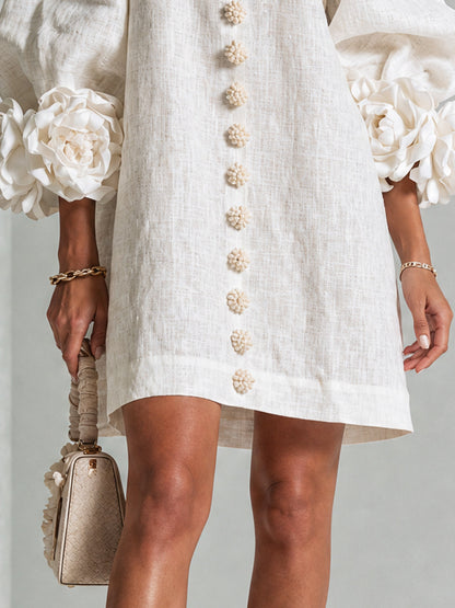 Vestido corto blanco con botones y puños de flores