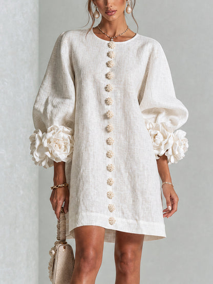 Vestido corto blanco con botones y puños de flores
