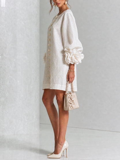 Vestido corto blanco con botones y puños de flores
