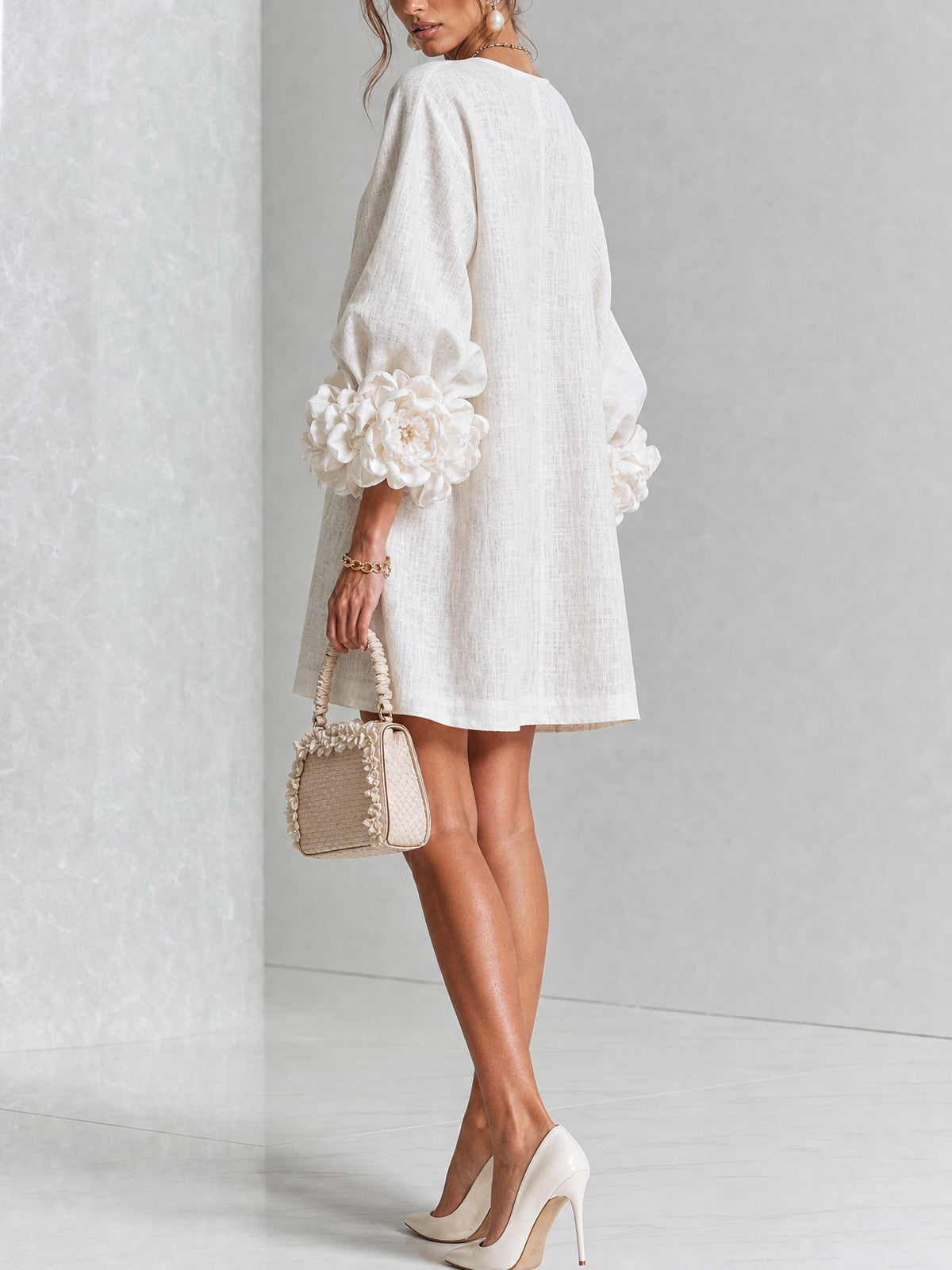 Vestido corto blanco con botones y puños de flores