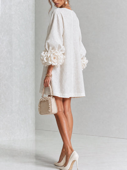 Vestido corto blanco con botones y puños de flores