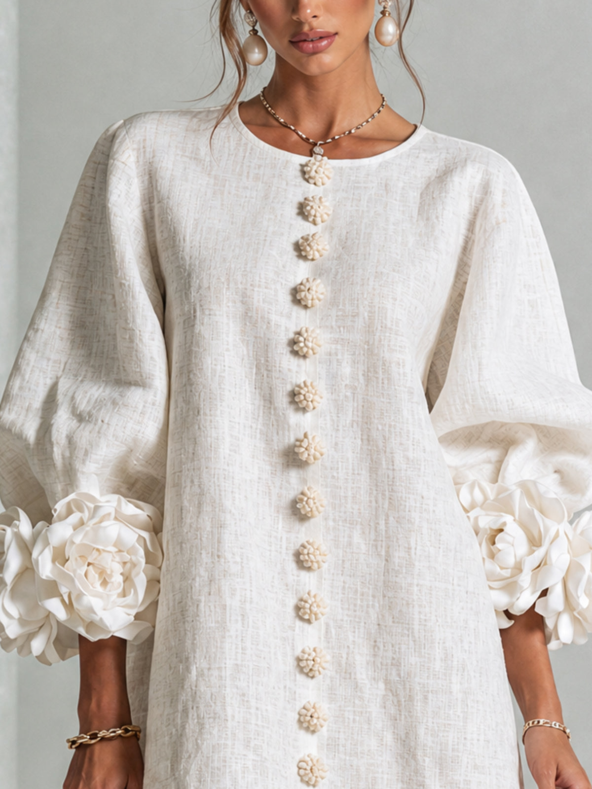 Vestido corto blanco con botones y puños de flores