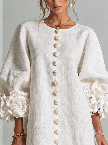 Vestido corto blanco con botones y puños de flores