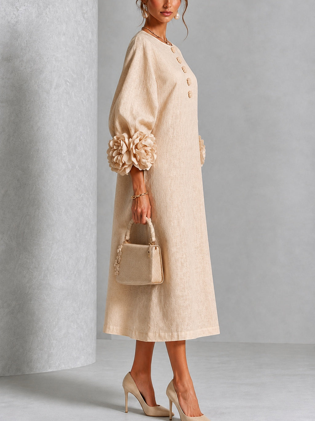 Vestido midi beige con botones y puños de flores