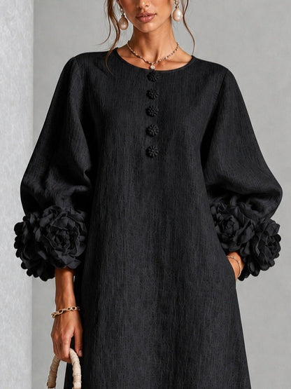 Vestido midi negro con botones y puños de flores