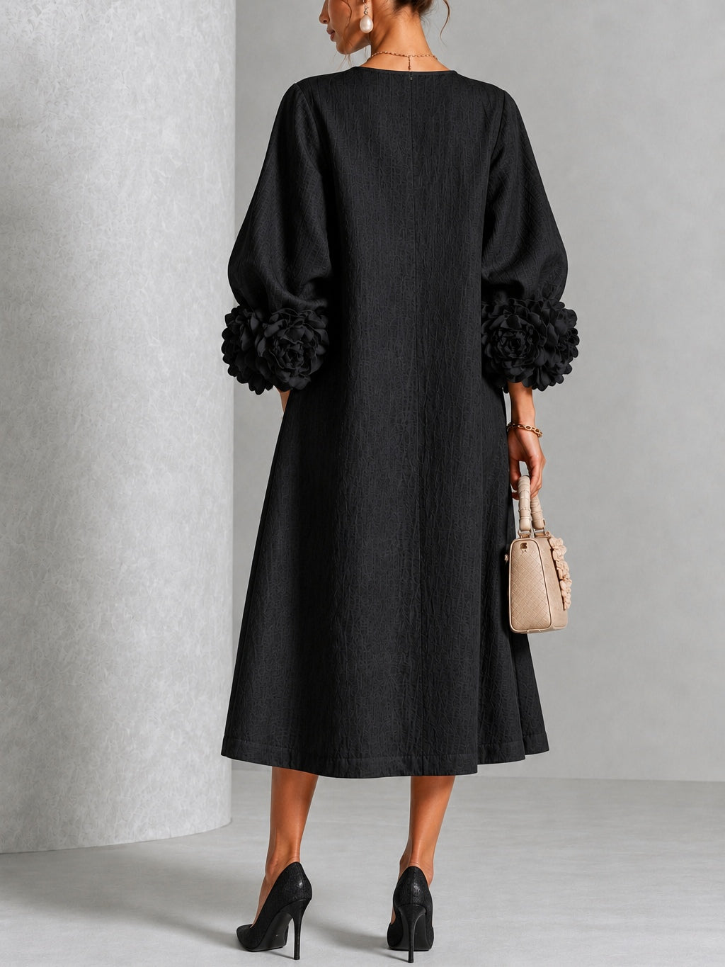 Vestido midi negro con botones y puños de flores