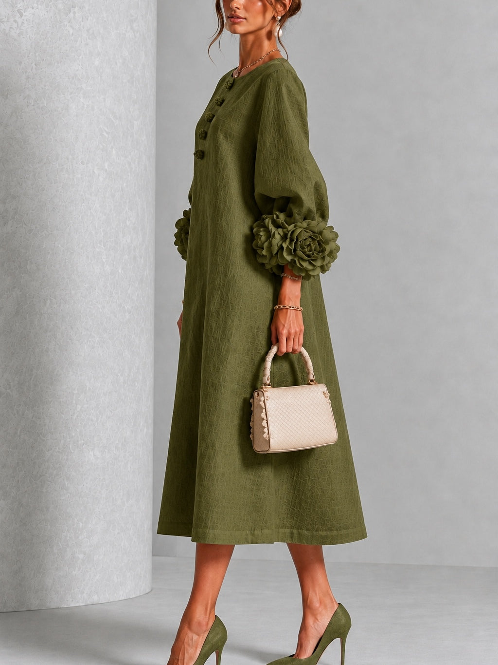 Vestido midi verde oliva con botones y puños de flores