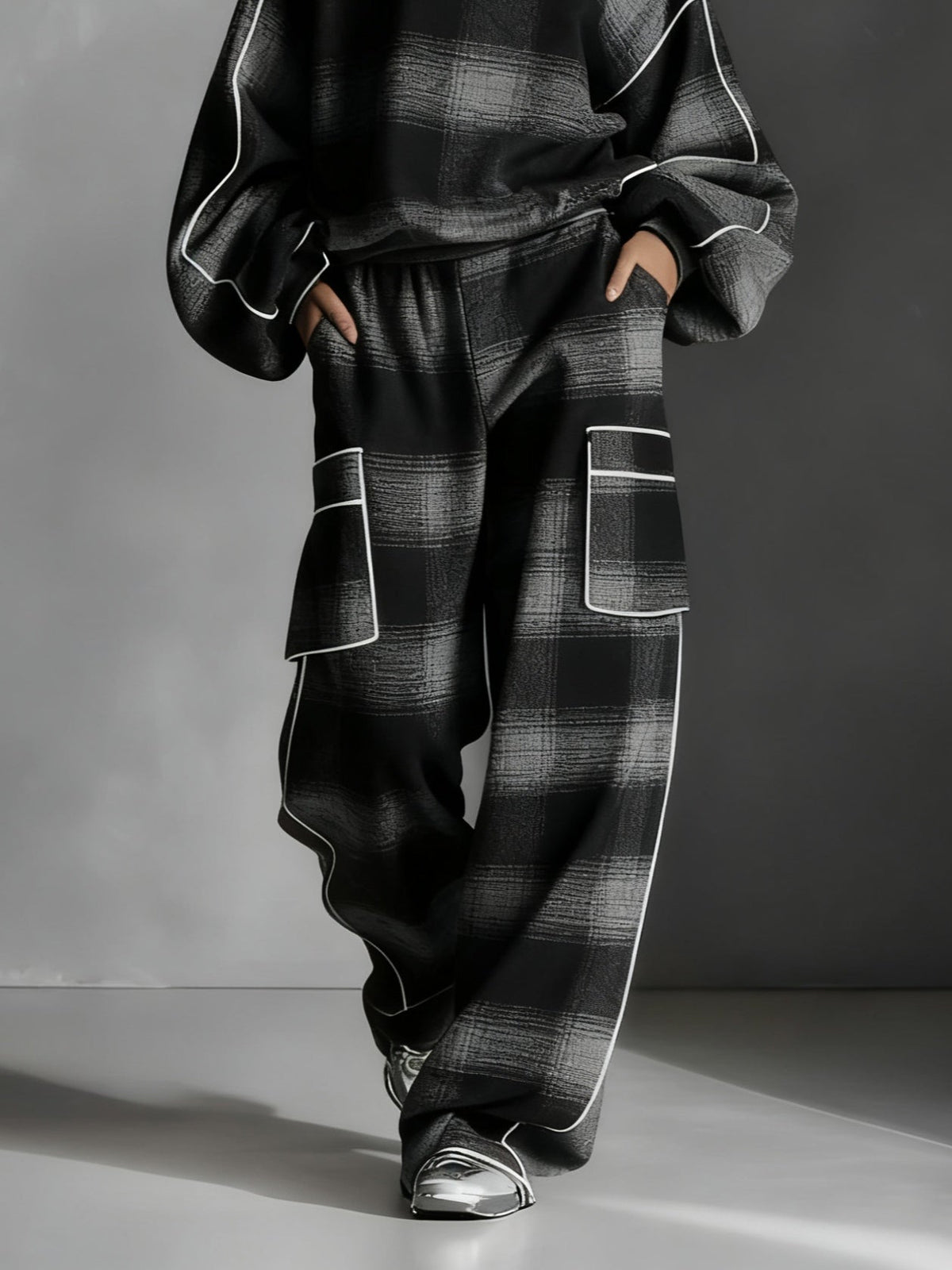 Conjunto de sudadera y pantalón de cuadros en negro y gris