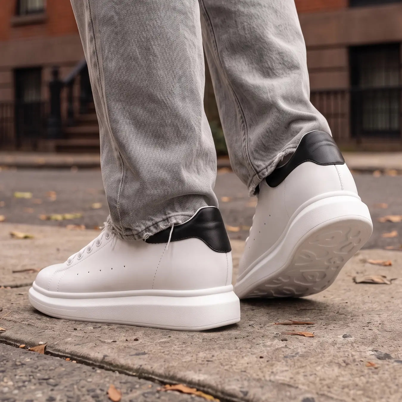 GREDOS — Zapatilla blanca minimalista con alza de 8 cm