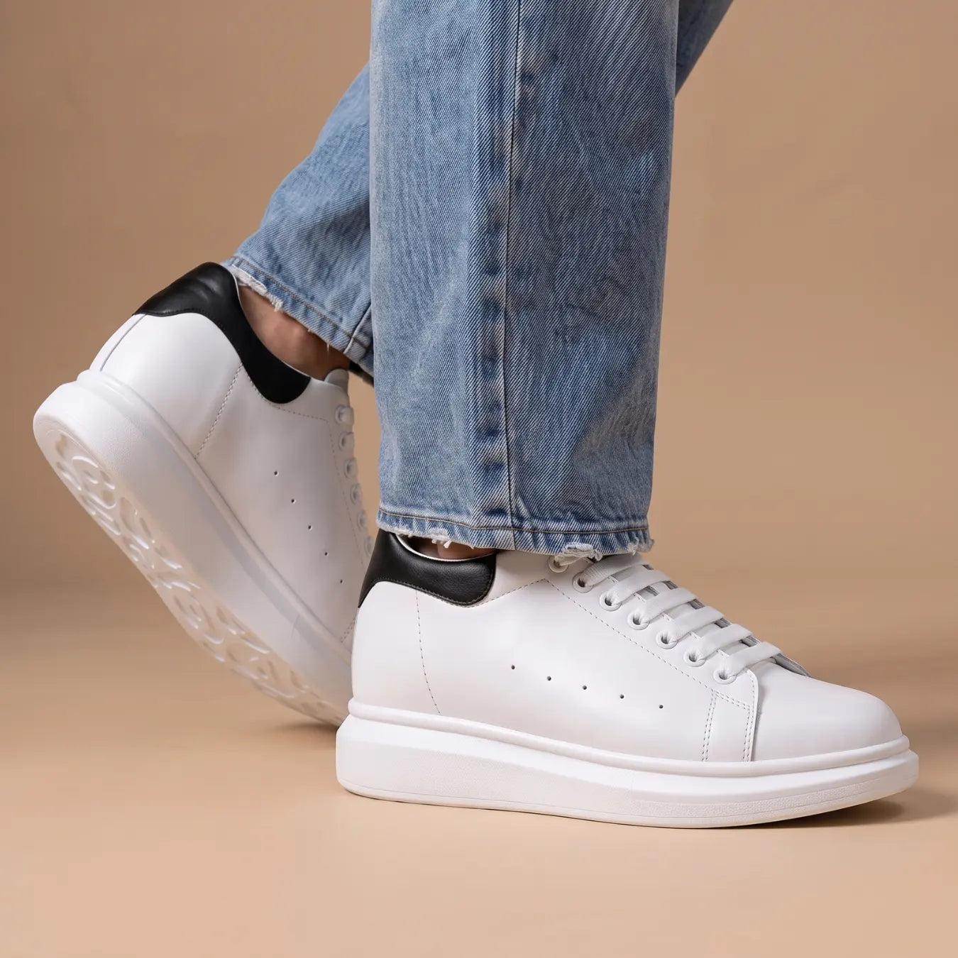 GREDOS — Zapatilla blanca minimalista con alza de 8 cm