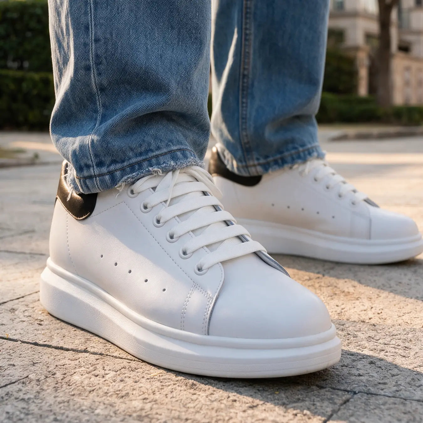 GREDOS — Zapatilla blanca minimalista con alza de 8 cm